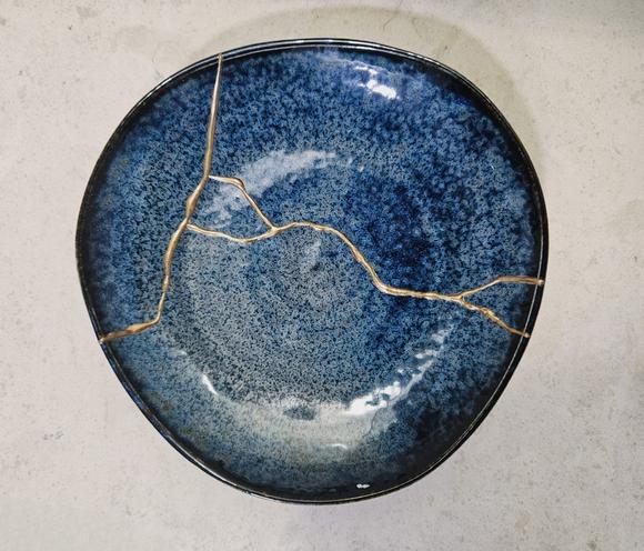 Lucrarea kintsugi finită, pregătită pentru o nouă viață, mai frumoasă, mai strălucitoare cu firul de aur