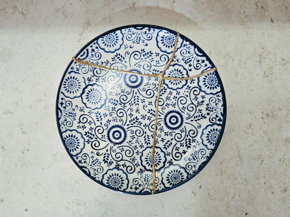 Lucrarea kintsugi finită, pregătită pentru o nouă viață, mai frumoasă, mai strălucitoare