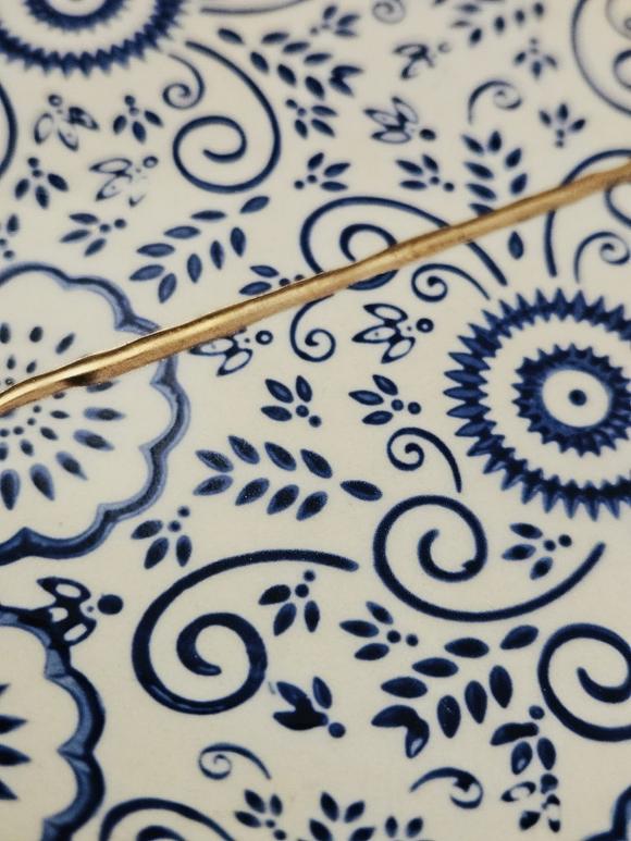 O cicatrice de aur, străbătând ca un drum drept, câmpul vindecărilor si neuitarea