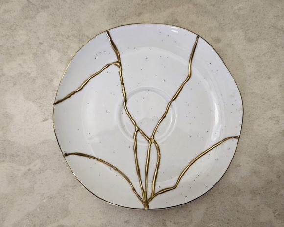 Lucrarea kintsugi finită, pregătită pentru o nouă viață, mai frumoasă, mai strălucitoare