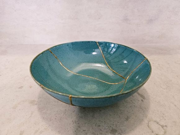 Lucrarea la final, un kintsugi elegant pe un bol turcoaz superb din ceramică japoneză