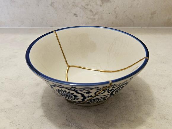Bolul la finalul tehnicii kintsugi, devenit mai puternic, mai frumos cu firul de aur