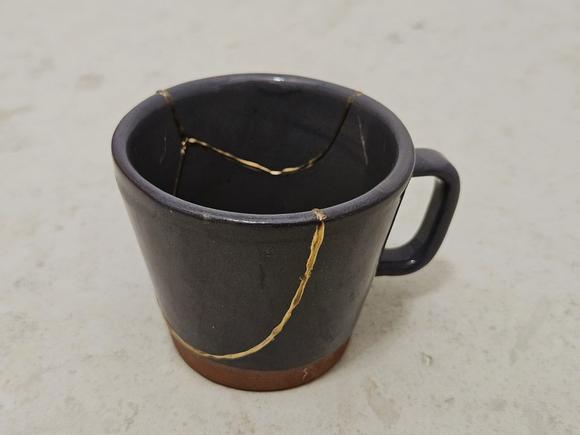 Cana kintsugi vindecată, pregătită pentru o nouă viață, mai frumoasă, mai interesantă