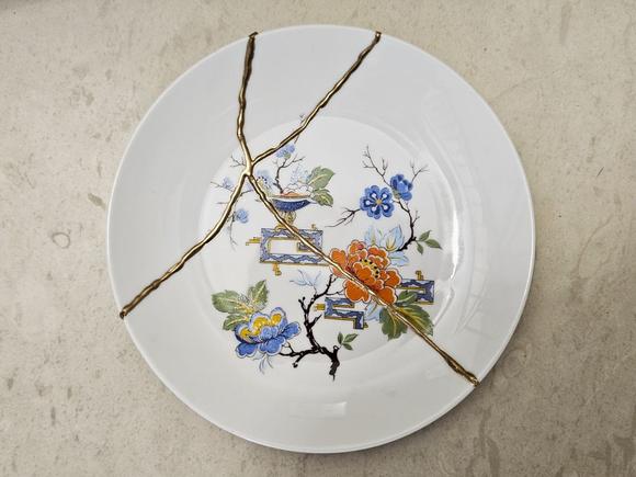 Lucrarea kintsugi finită, pregătită pentru o nouă viață, mai frumoasă, mai strălucitoare