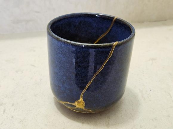 Lucrarea kintsugi finită, pregătită pentru o nouă viață, mai frumoasă, mai strălucitoare