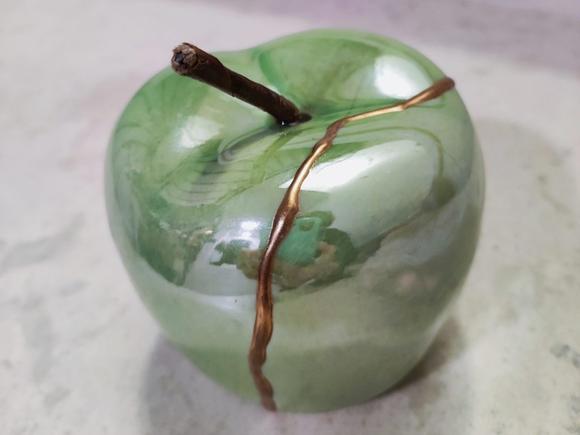 Mărul kintsugi pregătit pentru o nouă viață, mai frumoasă, mai interesantă