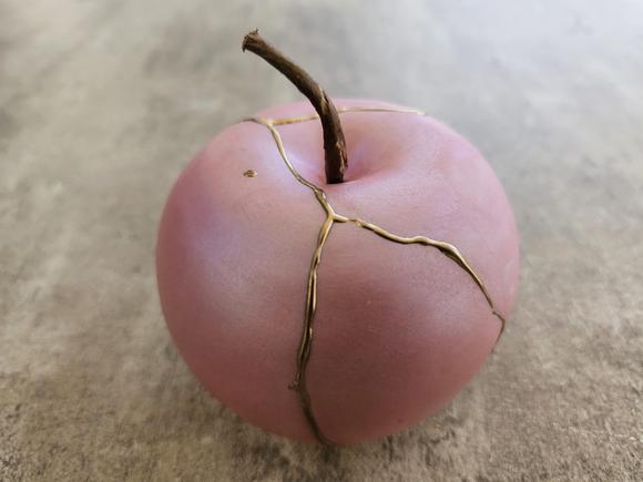 Mărul sublim kintsugi, pregătit pentru o nouă viață, mult mai frumoasă