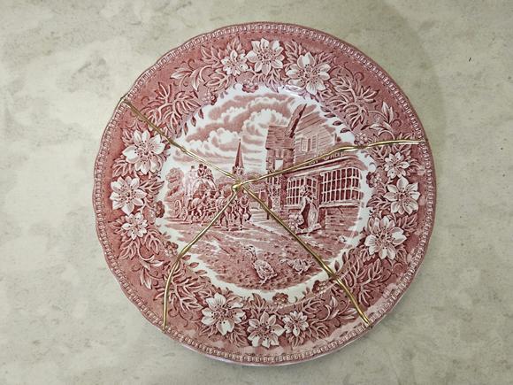 Lucrarea kintsugi finită, pregătită pentru o nouă viață, mai frumoasă, mai strălucitoare